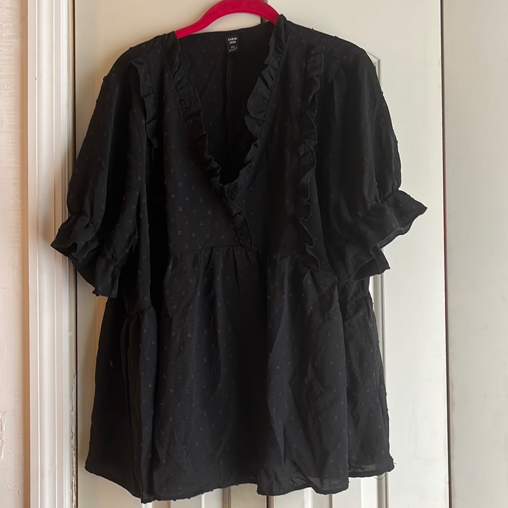 NWOT BLACK RUFFLE TOP SIZE 3XL